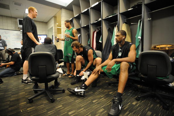 赛后武汉三镇备战NBA常规赛；更衣室发声细节曝光；管理层满意；年轻球员得到机会的简单介绍