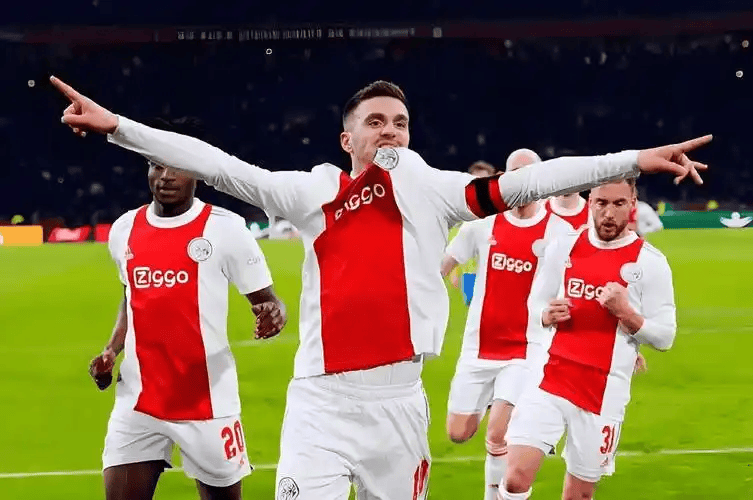 国际比赛日阿贾克斯备战荷甲集结日阿贾克斯备战CBA常规赛之后，今晚广东宏远外线爆发的简单介绍